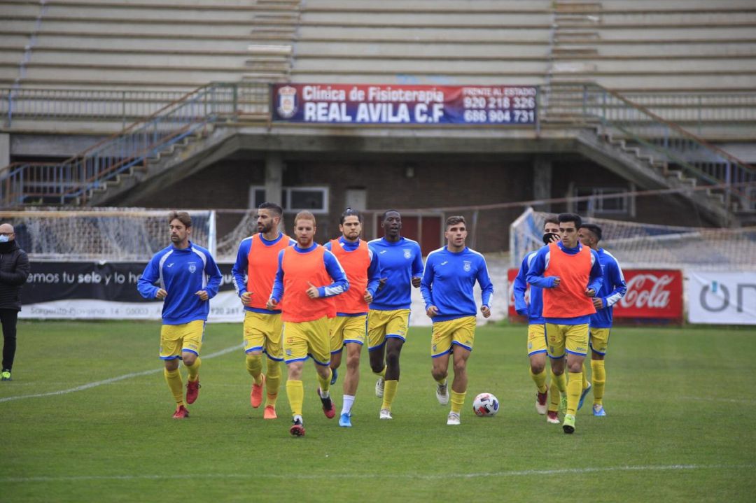 Los jugadores de la Arandina durante su calentamiento en el reciente duelo ante el Ávila. Los jugadores de la Arandina durante su calentamiento en el reciente duelo ante el Ávila.