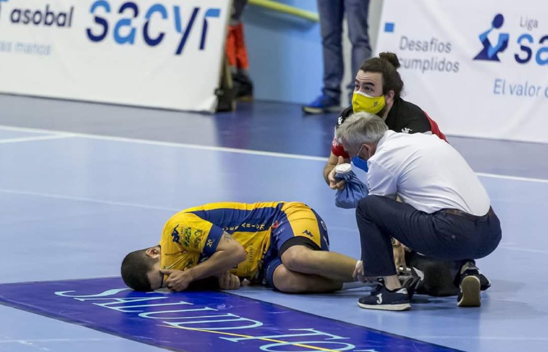 El central madrileño Nico López se duele de su tobillo lesionado ante Valladolid. El central madrileño Nico López se duele de su tobillo lesionado ante Valladolid.