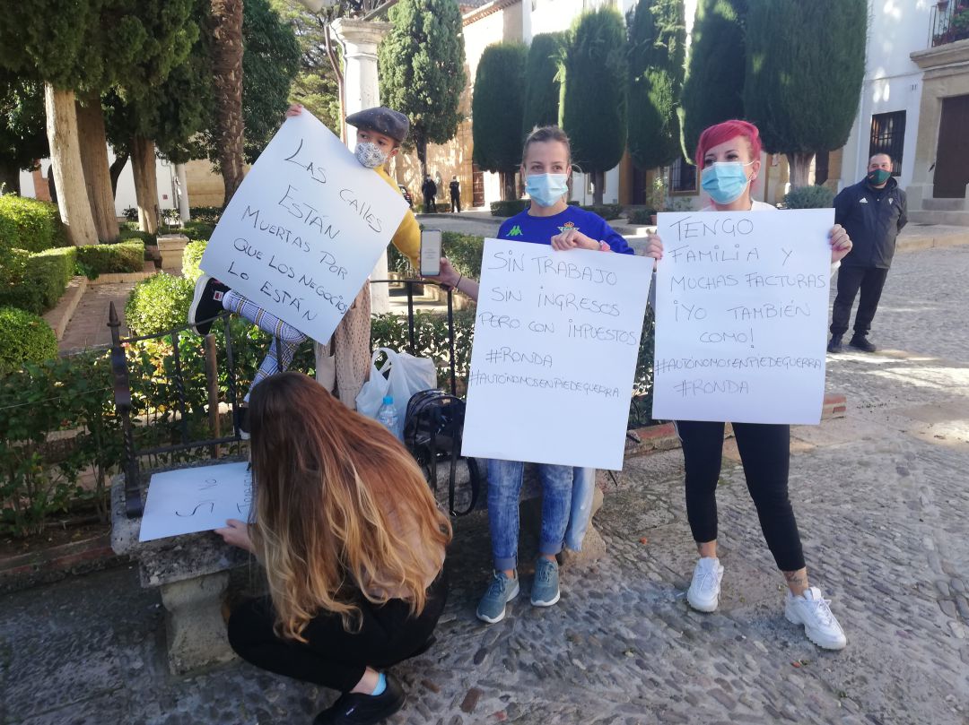 Participantes de la concetración de protesta convocada en plaza Duquesa de Parcent, frente al Ayuntamiento de Ronda. Participantes de la concetración de protesta convocada en plaza Duquesa de Parcent, frente al Ayuntamiento de Ronda.