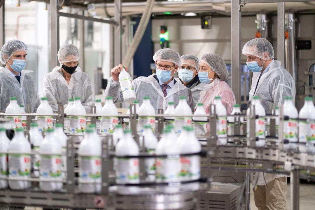 El presidente de la Xunta, Alberto Núñez Feijóo, durante la visita a las instalaciones de Leche Río en Lugo. El presidente de la Xunta, Alberto Núñez Feijóo, durante la visita a las instalaciones de Leche Río en Lugo.