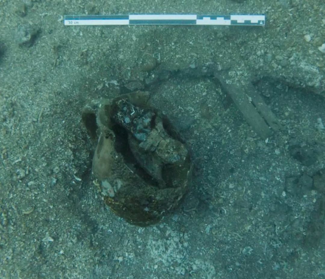 Una gerra oxidada de la tripulació del vaixell Una gerra oxidada de la tripulació del vaixell
