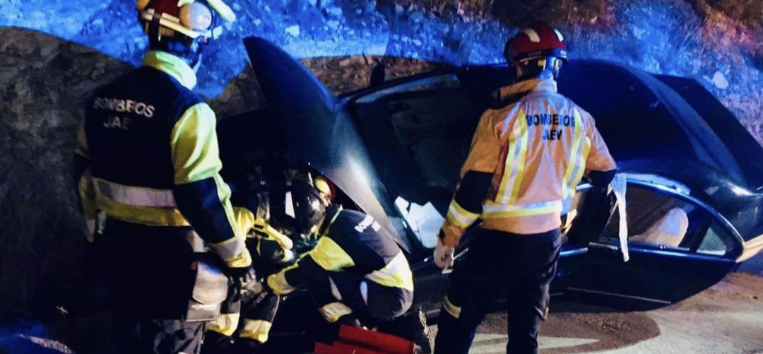 Accidente de un vehículo atendido por los Bomberos de Jaén. Accidente de un vehículo atendido por los Bomberos de Jaén.
