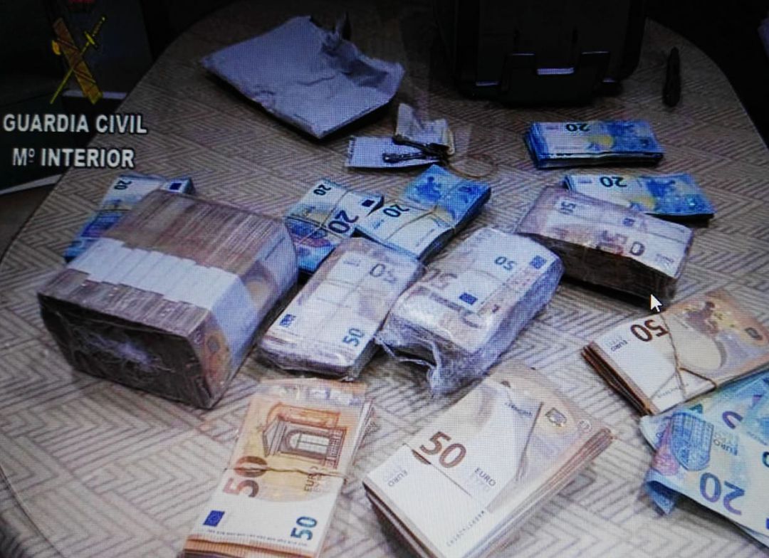 Parte del dinero intervenido por la Guardia Civil Parte del dinero intervenido por la Guardia Civil