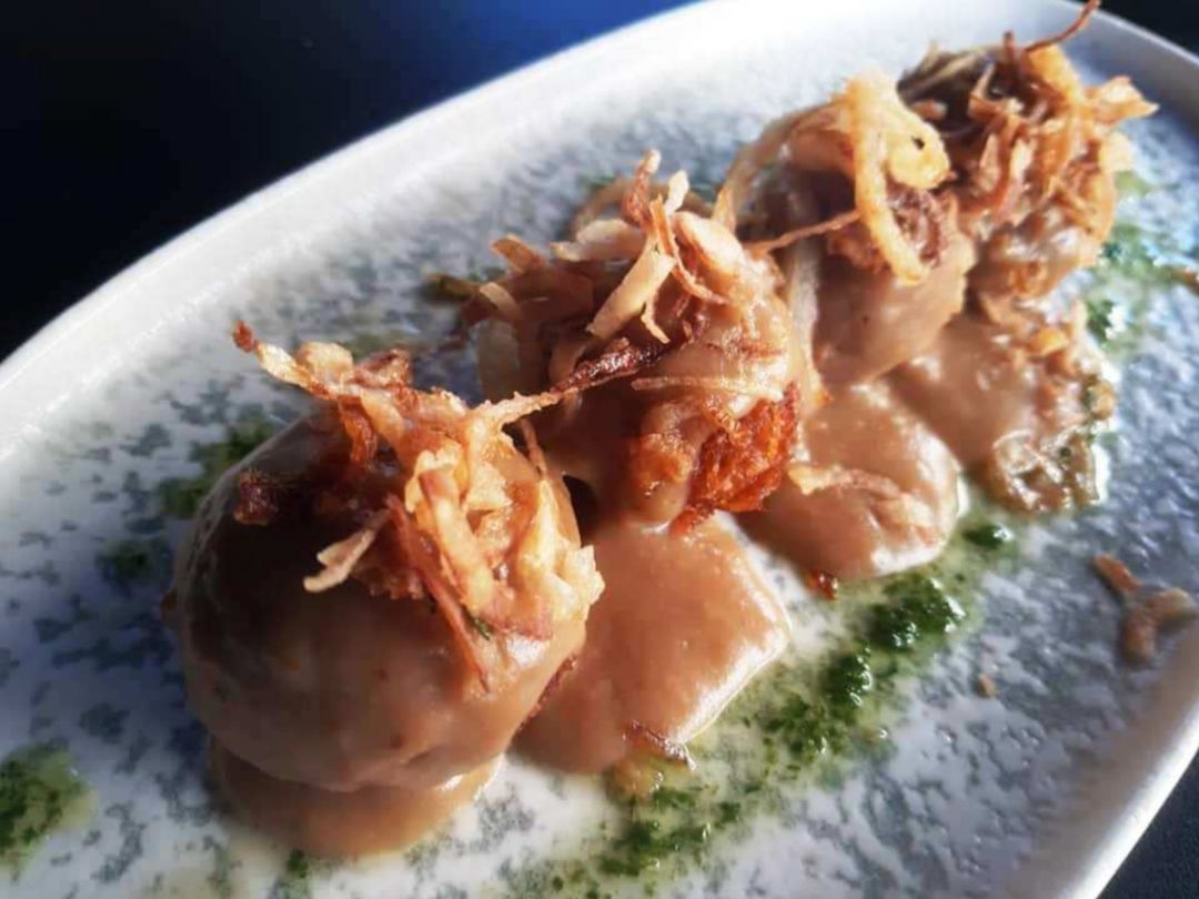 Albóndigas de carillada con salsa de boletus y cebolla frita Albóndigas de carillada con salsa de boletus y cebolla frita