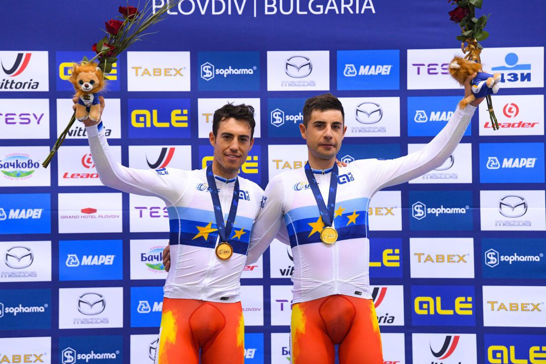 Albert Torres i Sebastià Mora al moment de rebre les medalles d'or en imposar-se a la prova de Madison de l'Europeu de ciclisme en pista. Albert Torres i Sebastià Mora al moment de rebre les medalles d'or en imposar-se a la prova de Madison de l'Europeu de ciclisme en pista.