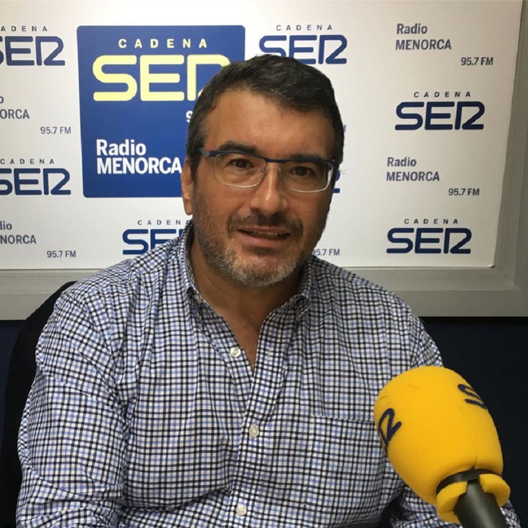 Imatge de López Ravanals als estudis de Radio Menorca Imatge de López Ravanals als estudis de Radio Menorca