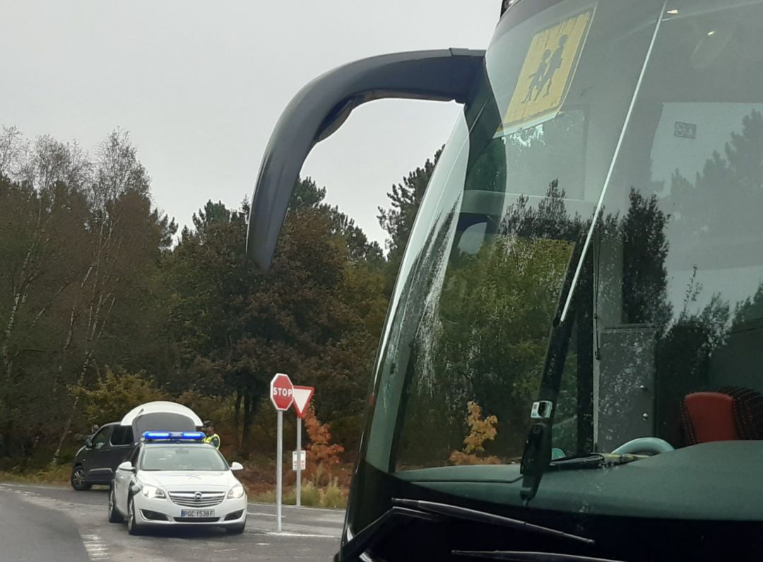 En la imagen, el bus escolar detenido por una patrulla de la Guardia Civil En la imagen, el bus escolar detenido por una patrulla de la Guardia Civil