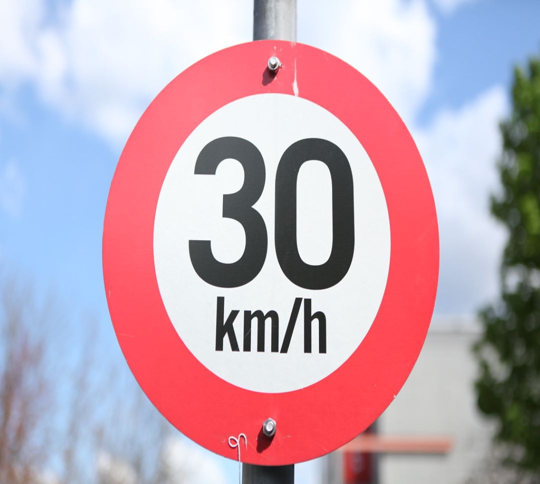 El Consejo de Ministros ha aprobado un decreto de reducción de la velocidad a 30 kilómetros por hora en vías de un solo carril por sentido y a 20 km por hora en calles de plataforma única El Consejo de Ministros ha aprobado un decreto de reducción de la velocidad a 30 kilómetros por hora en vías de un solo carril por sentido y a 20 km por hora en calles de plataforma única