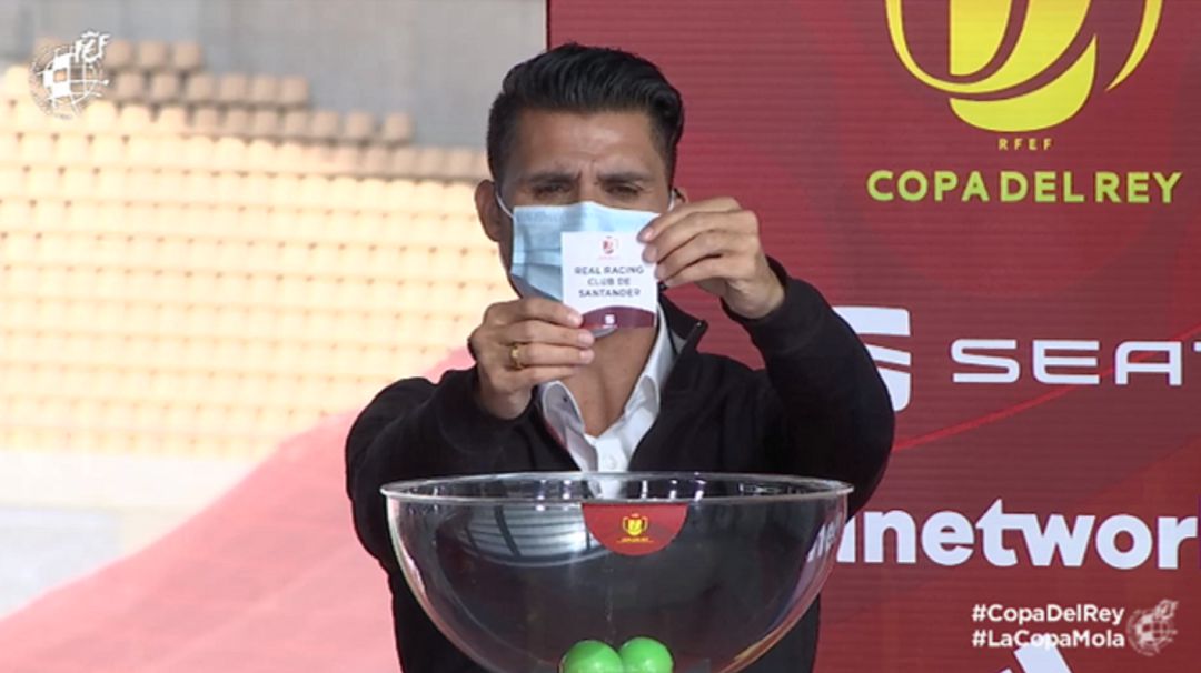 Momento del sorteo en el que sale la bola del Racing Momento del sorteo en el que sale la bola del Racing