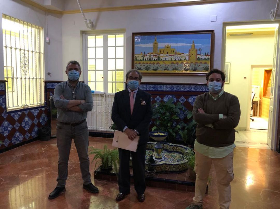 En el centro de la imagen, el hermano mayor de La Macarena, José Antonio Fernández Cabrero, junto a Paco García y José Manuel Peña En el centro de la imagen, el hermano mayor de La Macarena, José Antonio Fernández Cabrero, junto a Paco García y José Manuel Peña