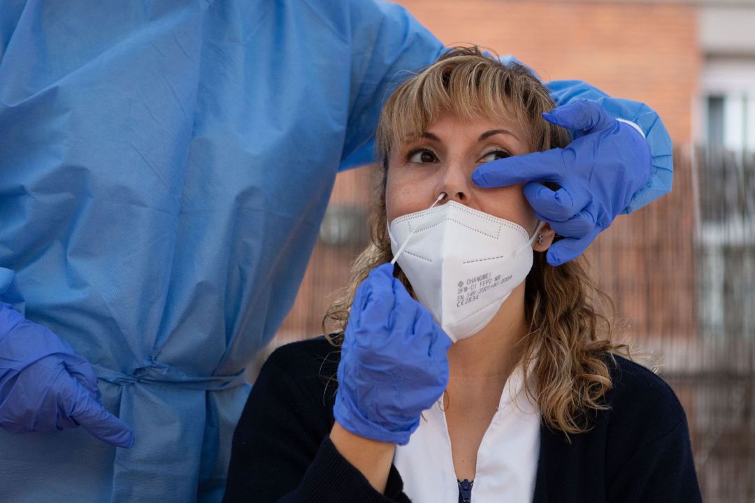 Dos profesionales sanitarias del Centro de Atención Primaria enseñan cómo realizar tests PCR Dos profesionales sanitarias del Centro de Atención Primaria enseñan cómo realizar tests PCR
