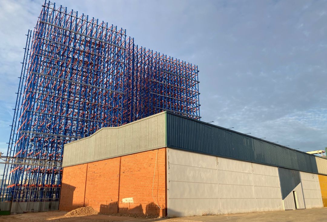 Imagen del gran almacén automático de barricas que Félix Solís está construyendo en Valdepeñas (Ciudad Real) Imagen del gran almacén automático de barricas que Félix Solís está construyendo en Valdepeñas (Ciudad Real)
