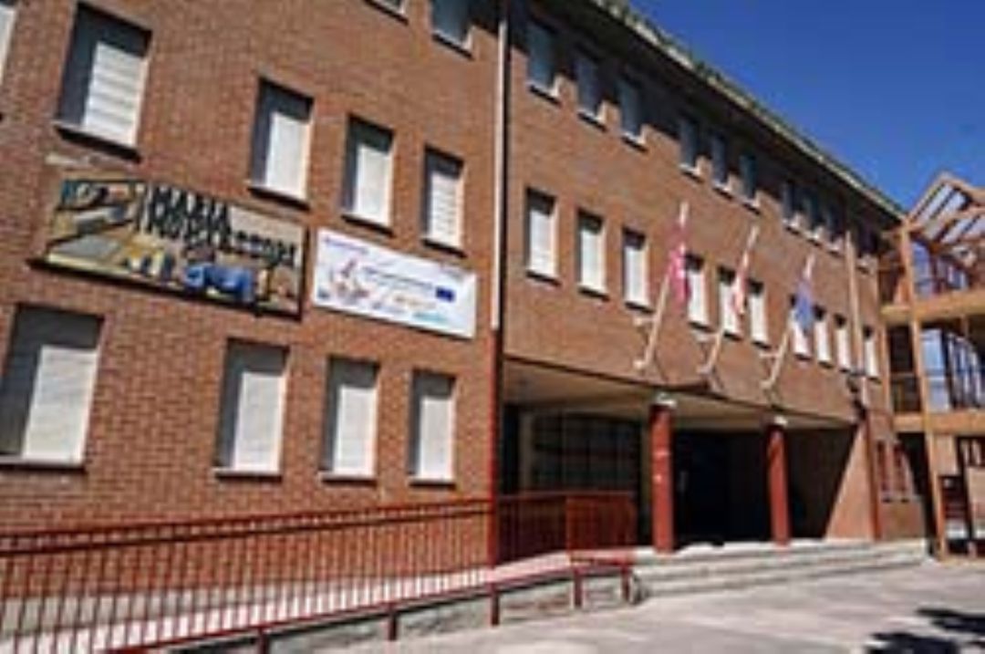 Fachada de un colegio de Móstoles Fachada de un colegio de Móstoles