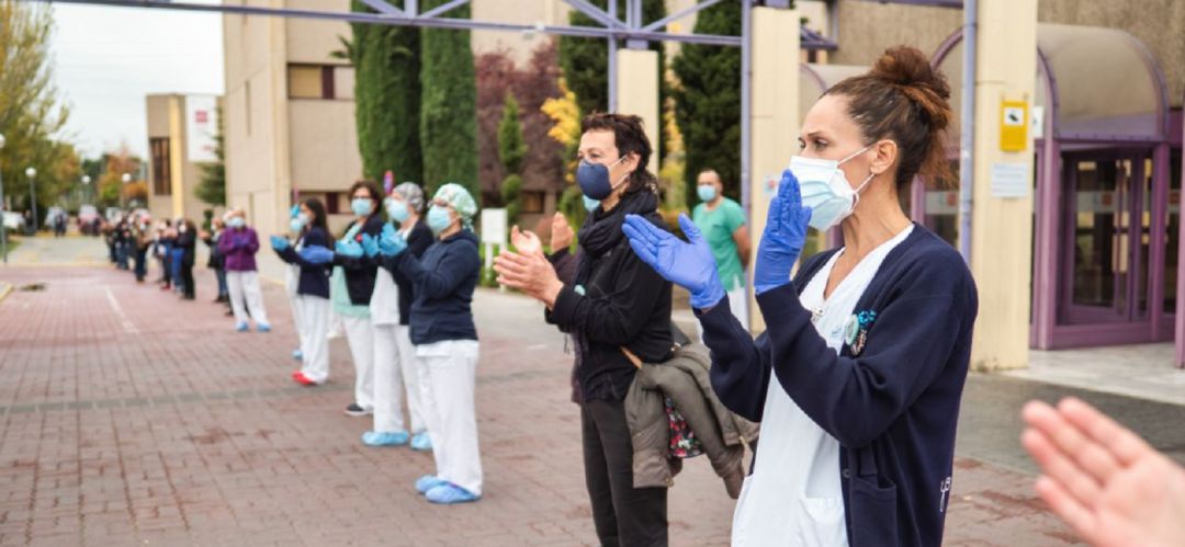 Profesionales sanitarios y vecinos de Getafe rodearon el hospital este domingo para criticar el traslado de personal al nuevo hospital de pandemias. Profesionales sanitarios y vecinos de Getafe rodearon el hospital este domingo para criticar el traslado de personal al nuevo hospital de pandemias.