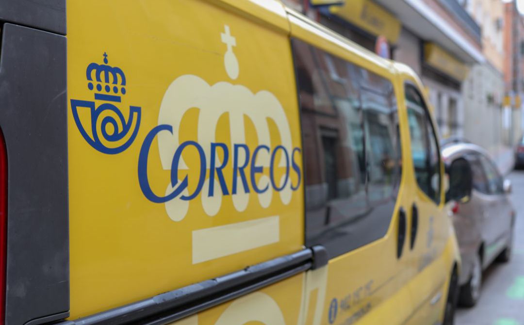 Una furgoneta de Correos. Una furgoneta de Correos.