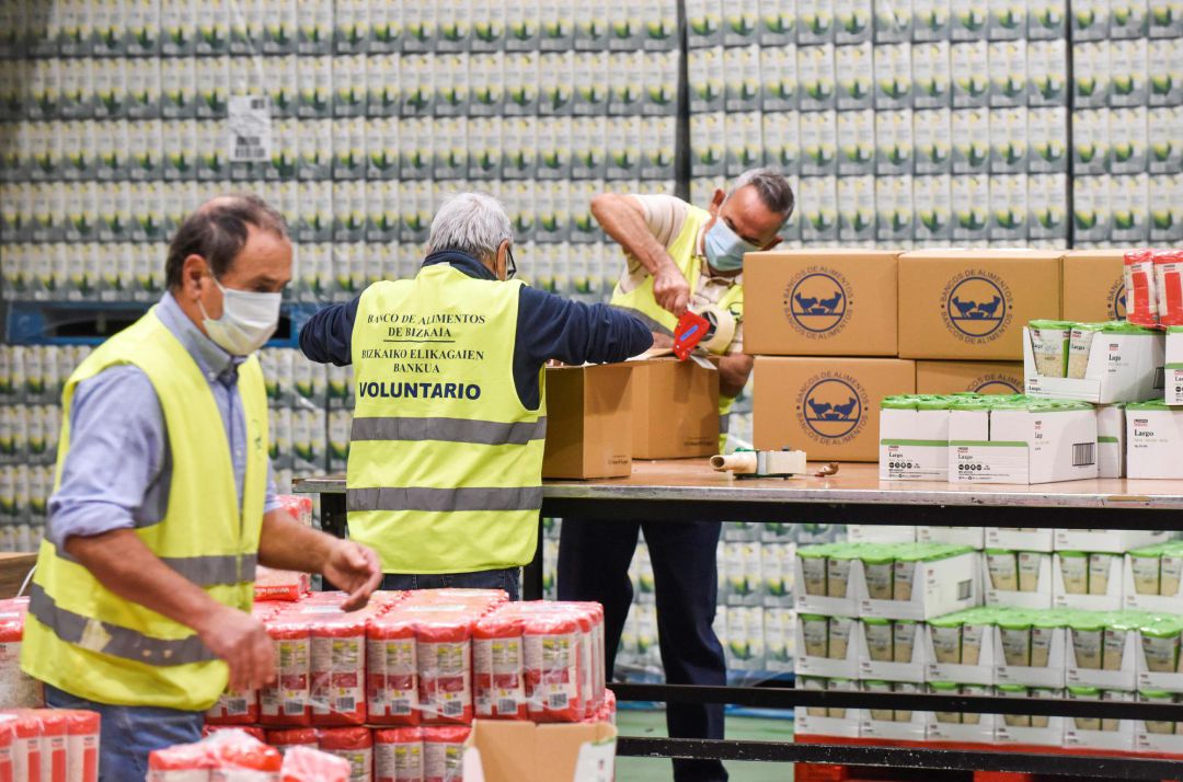 Varios voluntarios trabajan este lunes en Basauri (Bizkaia) en el almacén del Banco de Alimentos de Bizkaia, en el primer día de La Gran Recogida. Varios voluntarios trabajan este lunes en Basauri (Bizkaia) en el almacén del Banco de Alimentos de Bizkaia, en el primer día de La Gran Recogida.