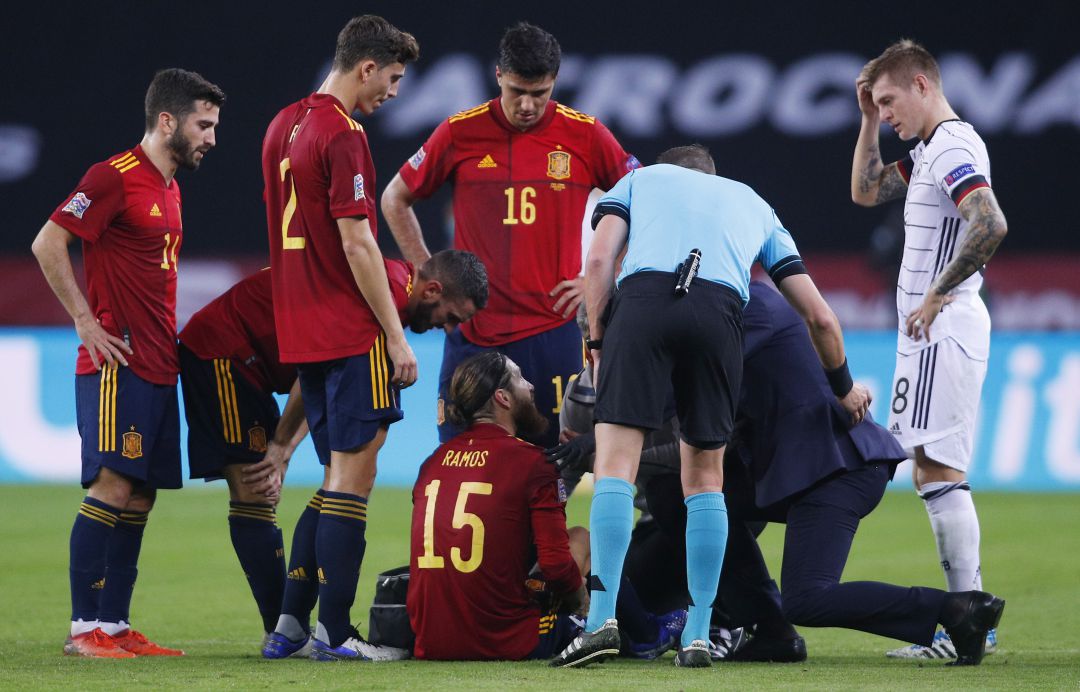 Sergio Ramos es atendido por los servicios médicos de España. Sergio Ramos es atendido por los servicios médicos de España.