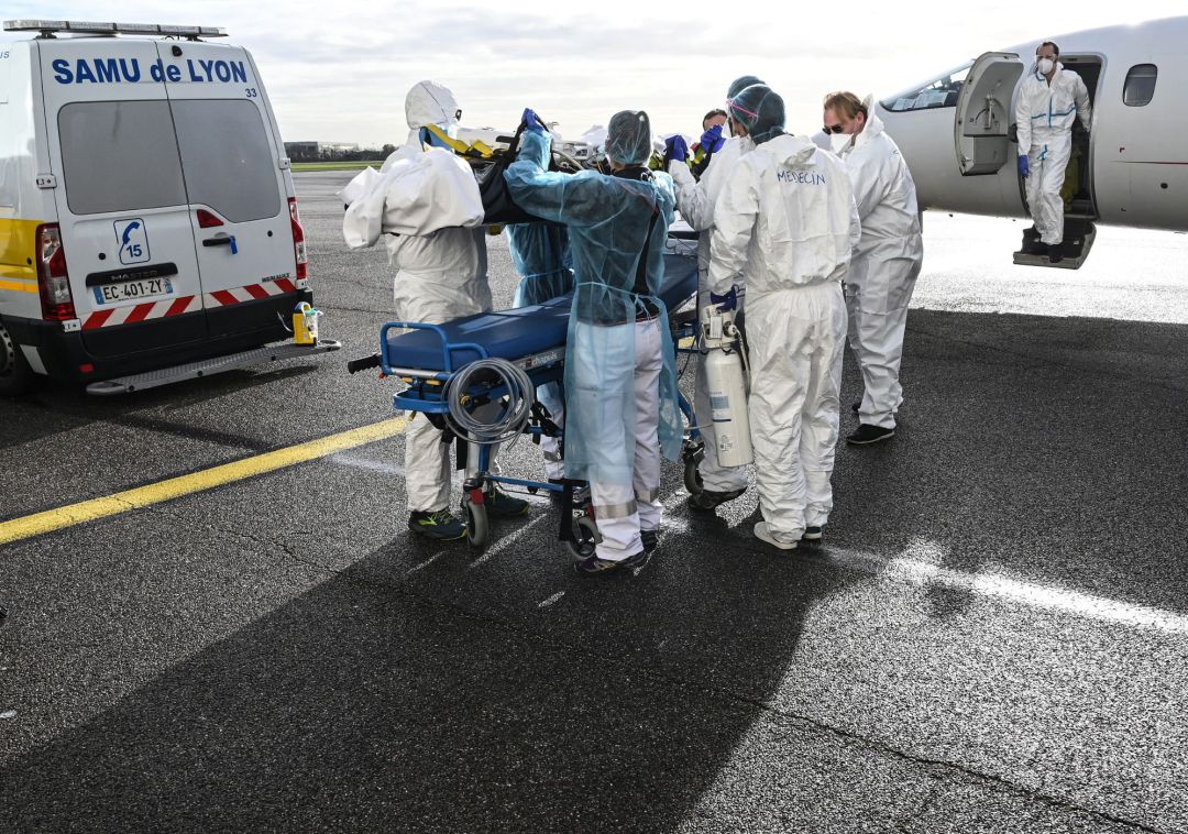 El personal médico transporta a un paciente en camilla a la espera de vuelo médico en el aeropuerto de Bron cerca de Lyon, sureste de Francia El personal médico transporta a un paciente en camilla a la espera de vuelo médico en el aeropuerto de Bron cerca de Lyon, sureste de Francia
