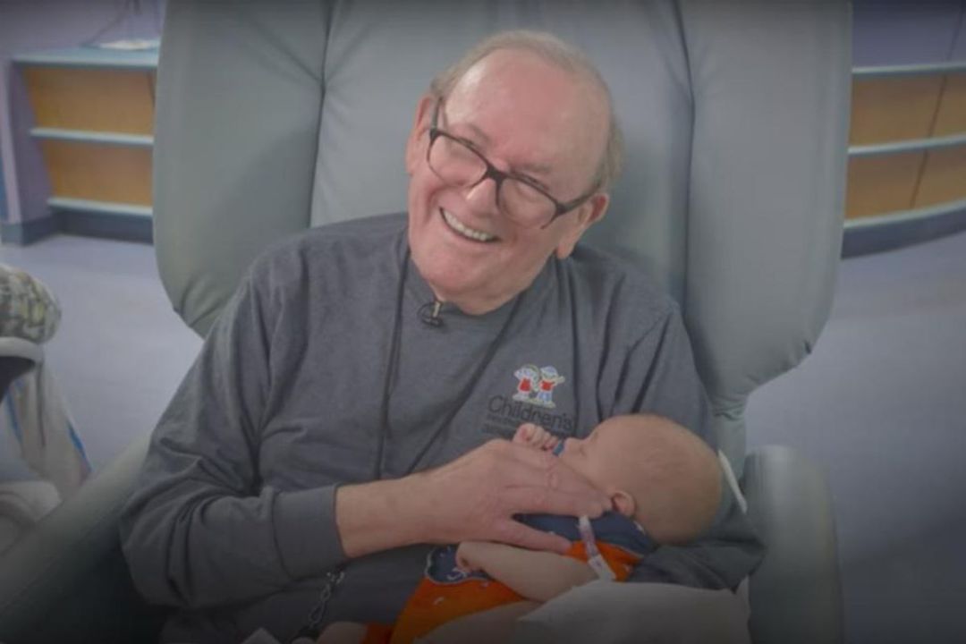 David Deutchman con un bebé en la UCI pediátrica en el año 2017 David Deutchman con un bebé en la UCI pediátrica en el año 2017