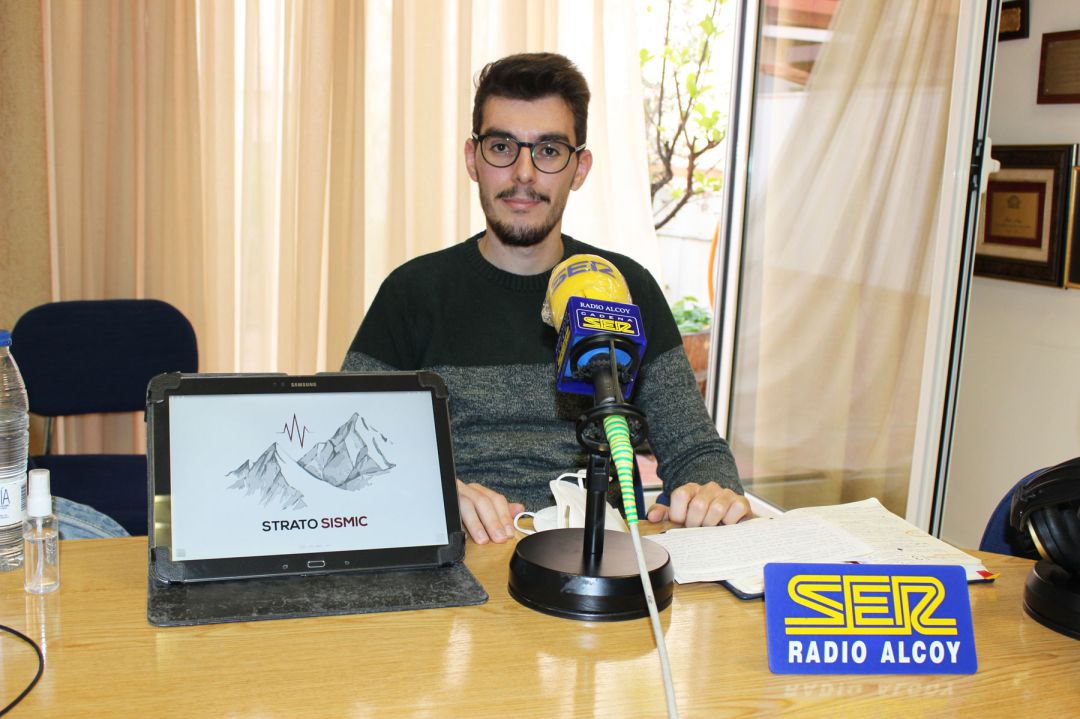 El geógrafo Antonio Galvañ, en los estudios de Radio Alcoy El geógrafo Antonio Galvañ, en los estudios de Radio Alcoy
