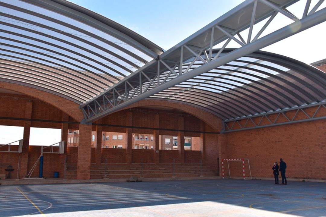 La cubierta de la pista exterior del colegio El Romeral está casi finalizada. La cubierta de la pista exterior del colegio El Romeral está casi finalizada.