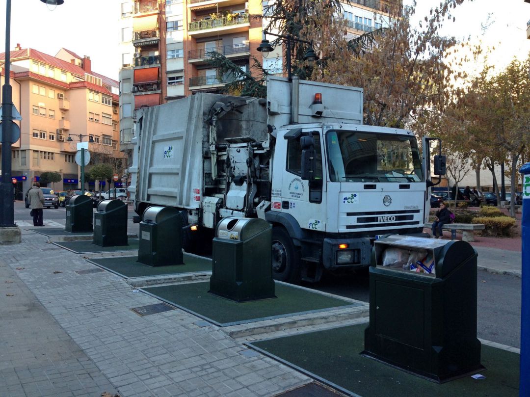 Un camión retirando la basura de los contenedores en una calle de Alcoy, en imagen de archivo. Un camión retirando la basura de los contenedores en una calle de Alcoy, en imagen de archivo.