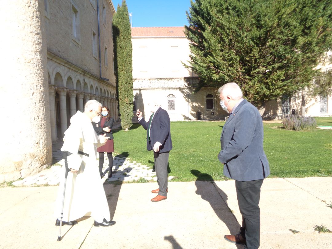 El procurador Josè Ignacio Delgado con el prior, Arsenio Gutiérrez, en el claustro del monasterio, con Antonio Méndez Pozo y la alcaldesa de Caleruega, Lidia Arribas, al fondo El procurador Josè Ignacio Delgado con el prior, Arsenio Gutiérrez, en el claustro del monasterio, con Antonio Méndez Pozo y la alcaldesa de Caleruega, Lidia Arribas, al fondo