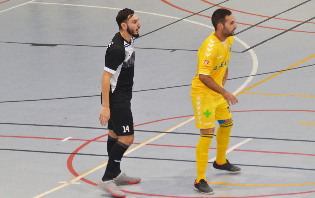 Juanjo marcando a un rival. Juanjo marcando a un rival.