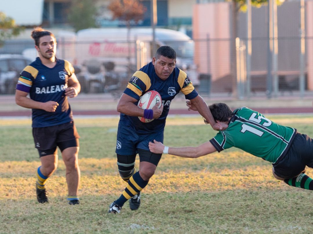 Jugador del Dénia Rugby Club con el balón en sus manos. Jugador del Dénia Rugby Club con el balón en sus manos.