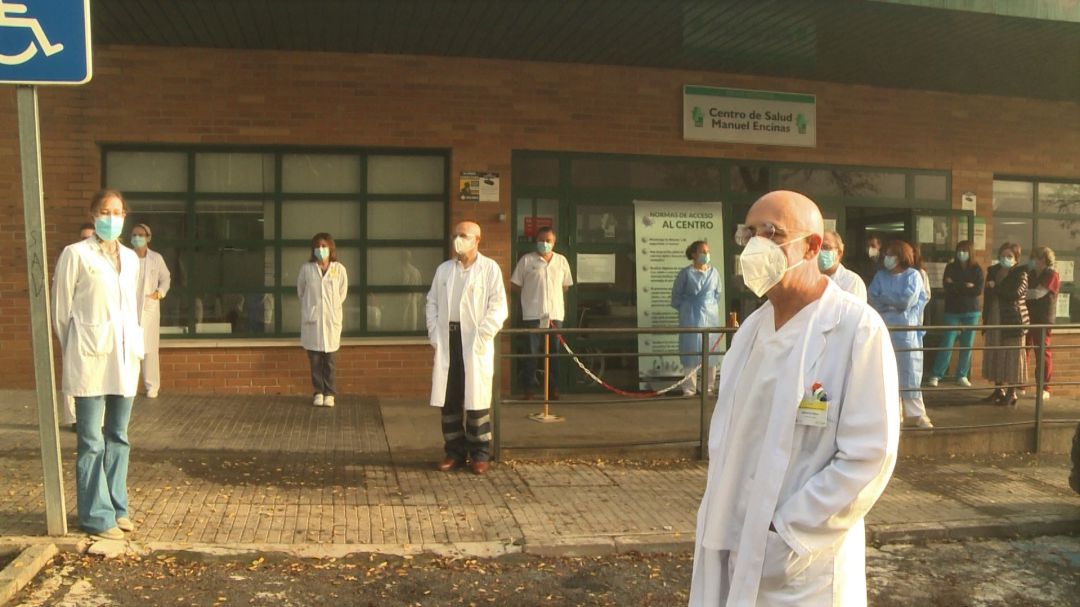 Protesta de médicos a las puertas del centro de salud Manuel Encinas de Cáceres por la situación de la sanidad extremeña Protesta de médicos a las puertas del centro de salud Manuel Encinas de Cáceres por la situación de la sanidad extremeña