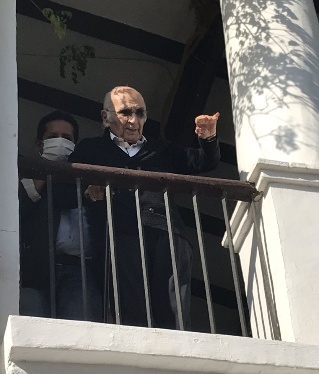 Francisco Brines atiende a los medios desde el balcón como medida de seguridad por la Covid-19 Francisco Brines atiende a los medios desde el balcón como medida de seguridad por la Covid-19