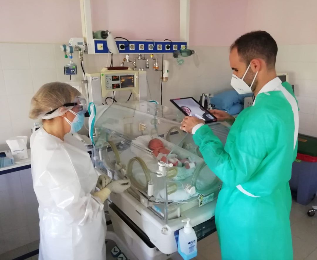 Videollamada a unos padres con coronavirus para que puedan ver a su hijo prematuro Videollamada a unos padres con coronavirus para que puedan ver a su hijo prematuro