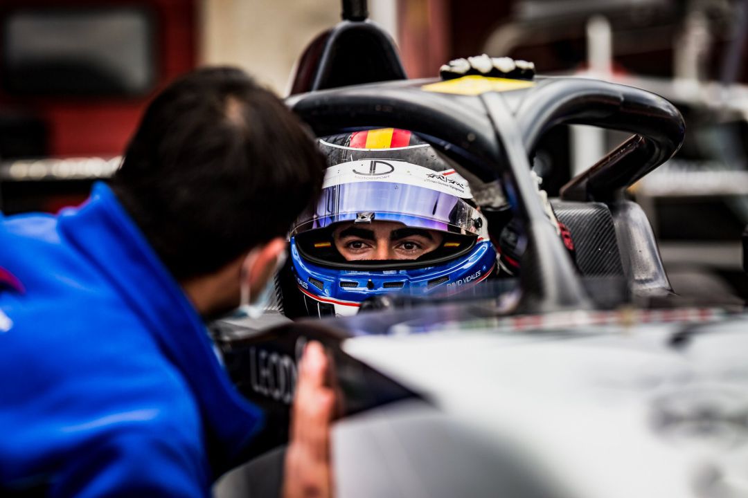 Vidales, en su monoplaza durante una de las pruebas del circuito Vidales, en su monoplaza durante una de las pruebas del circuito