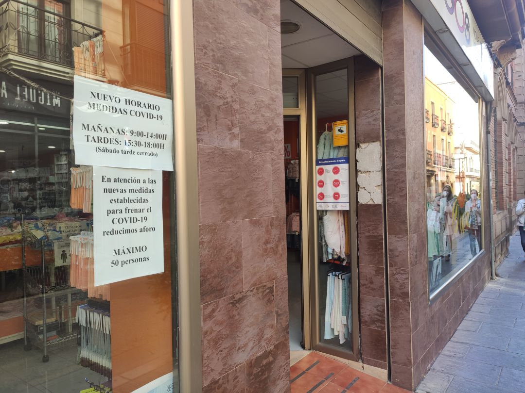 Fachada establecimiento comercial en Linares. Fachada establecimiento comercial en Linares.