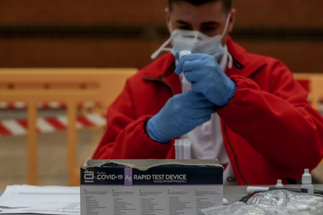 Un sanitario, con un test del covid Un sanitario, con un test del covid