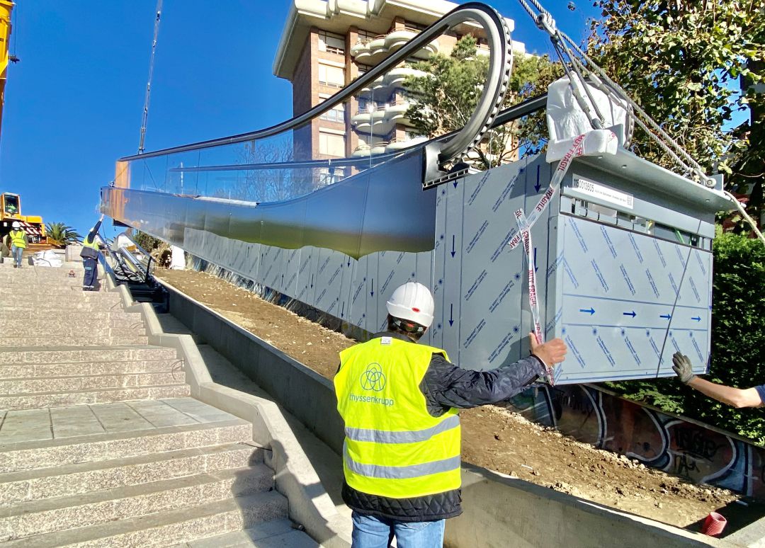 Colocación del segundo tramos de las escaleras mecánicas en Valdenoja. Colocación del segundo tramos de las escaleras mecánicas en Valdenoja.