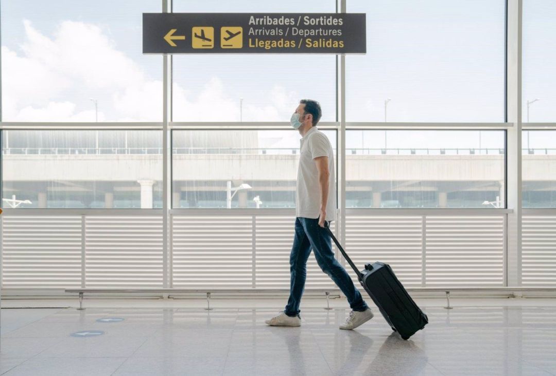 Viajero en un aeropuerto Viajero en un aeropuerto