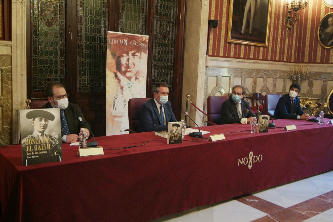 De izquierda a derecha, Paco Aguado, el alcalde Juan Espadas, el hermano mayor de La Macarena, José Antonio Fernández Cabrero, y el diestro Pablo Aguado, durante la presentación del libro 'Joselito El Gallo. Rey de los toreros' De izquierda a derecha, Paco Aguado, el alcalde Juan Espadas, el hermano mayor de La Macarena, José Antonio Fernández Cabrero, y el diestro Pablo Aguado, durante la presentación del libro 'Joselito El Gallo. Rey de los toreros'