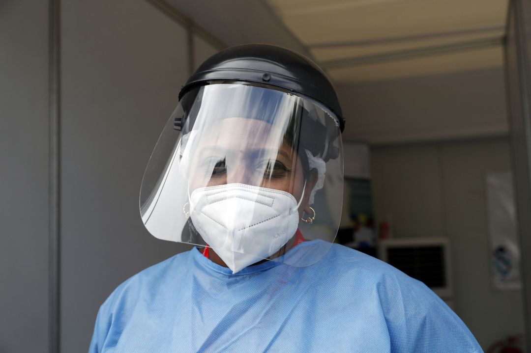 Sanitaria con equipo de protección para la prueba PCR de la COVID19 Sanitaria con equipo de protección para la prueba PCR de la COVID19