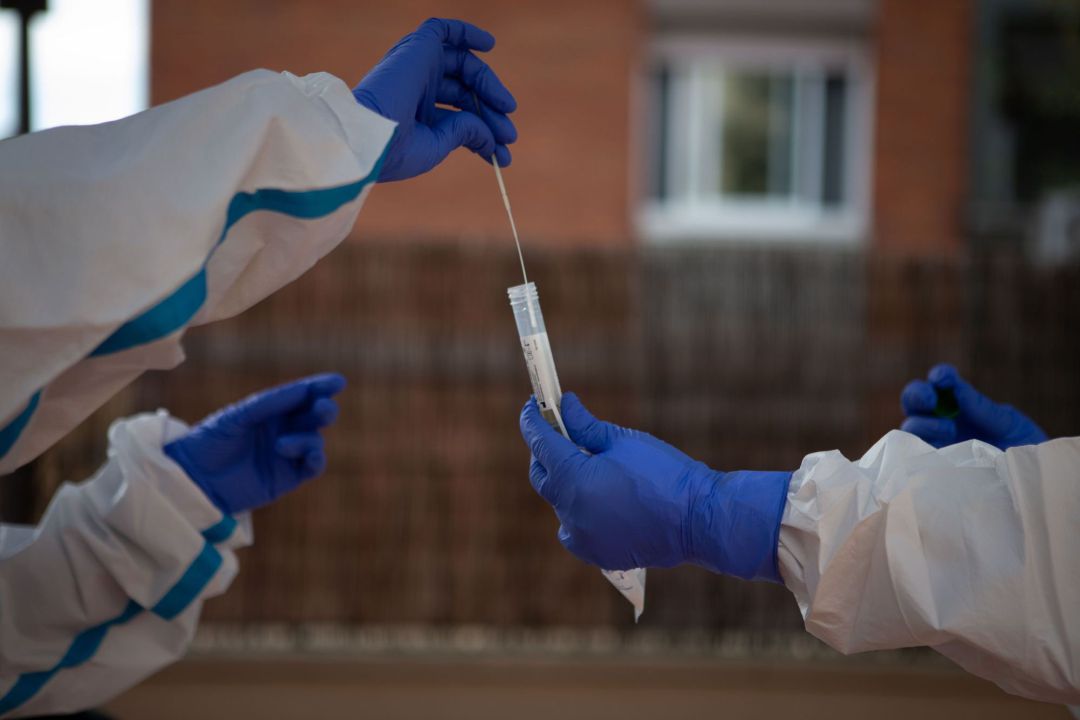 Dos profesionales sanitarias del Centro de Atención Primaria (CAP) realizan tests PCR Dos profesionales sanitarias del Centro de Atención Primaria (CAP) realizan tests PCR