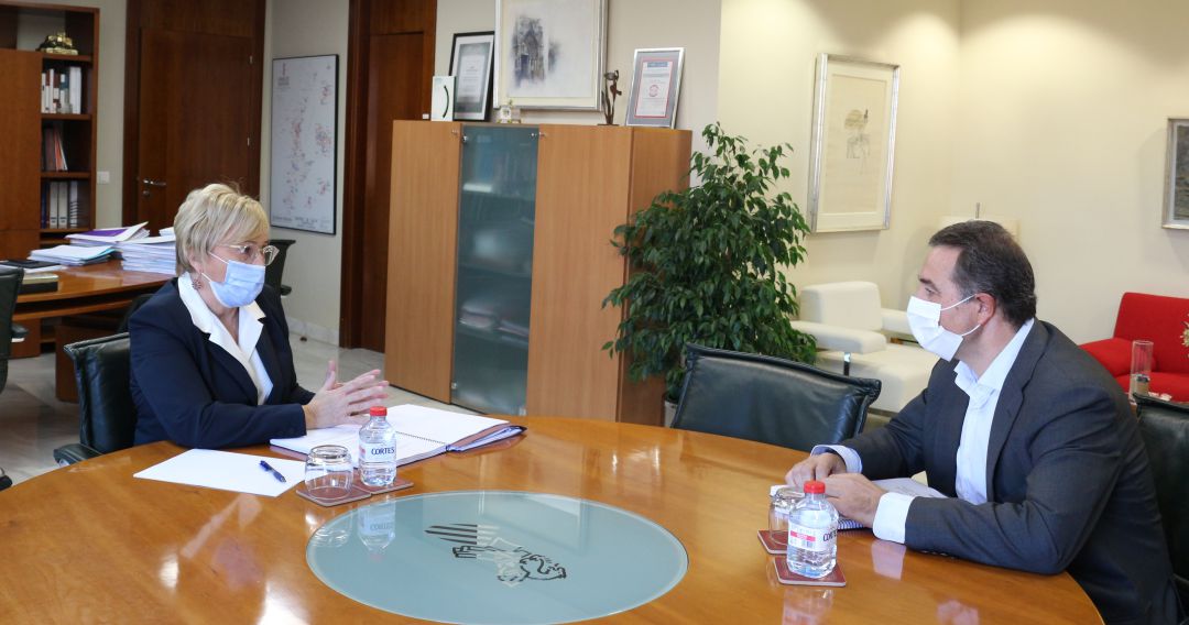 La conselera de Sanidad, Ana Barceló, y el presidente de la FFCV, Salva Gomar La conselera de Sanidad, Ana Barceló, y el presidente de la FFCV, Salva Gomar