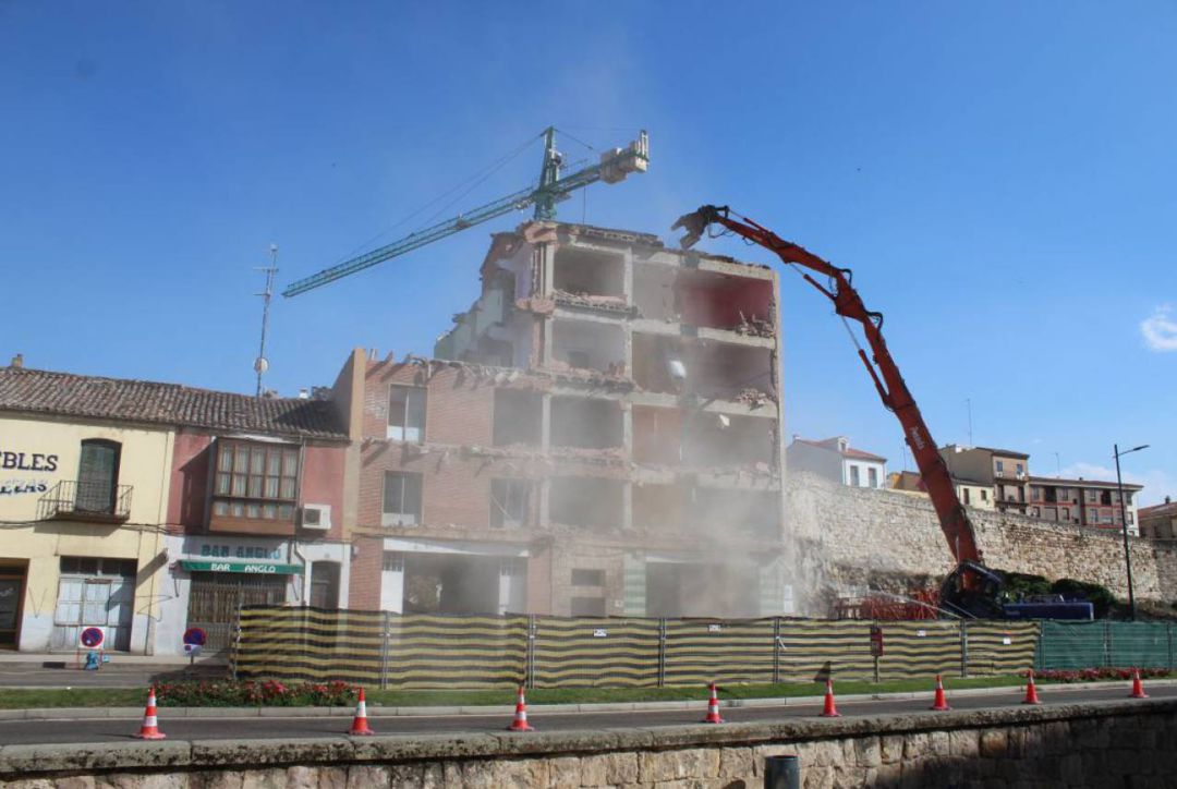 Derribo del edificio de la Avenida de la Feria 11 en el mes de julio de 2019 Derribo del edificio de la Avenida de la Feria 11 en el mes de julio de 2019