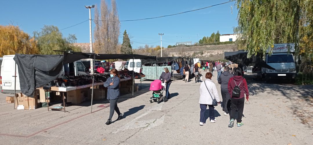Los puestos mantienen una separación de cuatro metros Los puestos mantienen una separación de cuatro metros