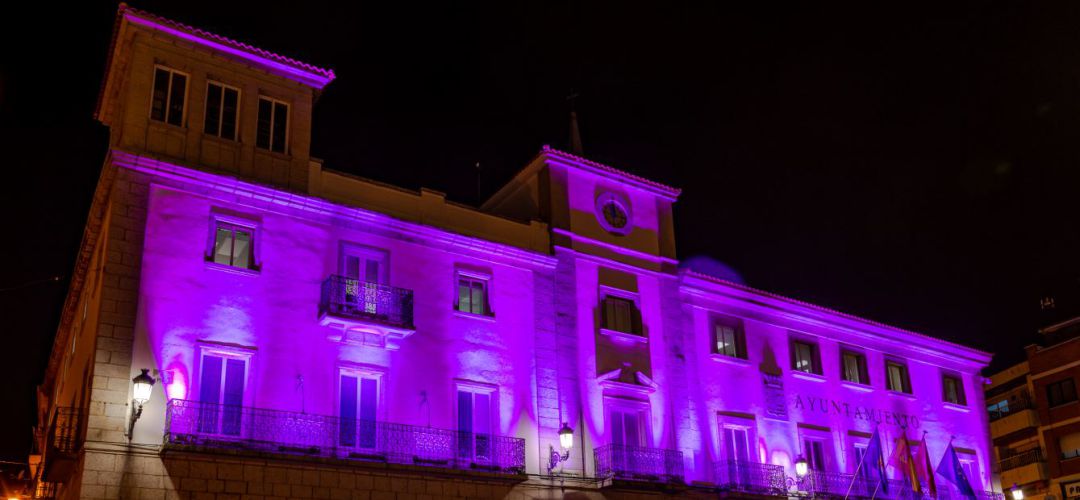 Consistorio iluminado de morado Consistorio iluminado de morado