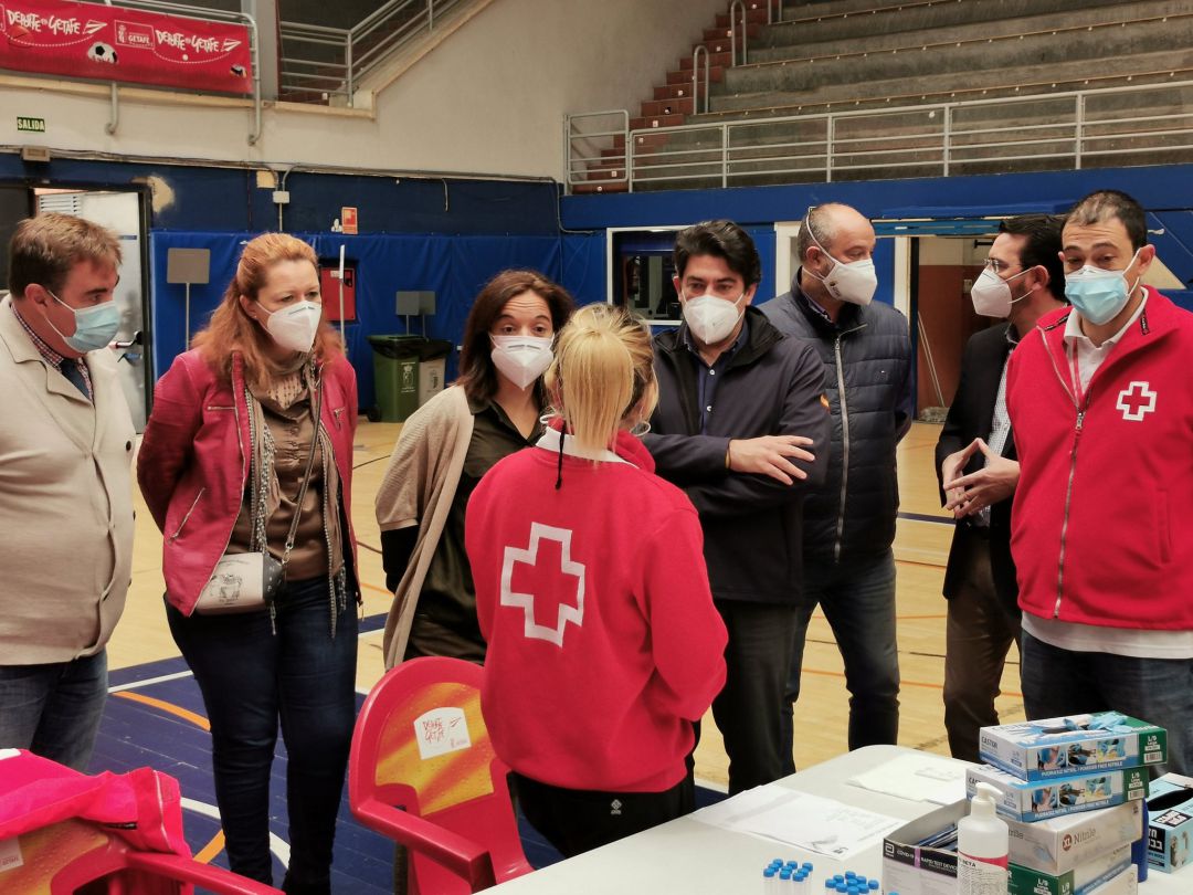 La alcaldesa de Getafe (c) y el consejero David Pérez, durante una visita al Polideportivo Juan de la Cierva donde se realizaron los test de antíguenos. La alcaldesa de Getafe (c) y el consejero David Pérez, durante una visita al Polideportivo Juan de la Cierva donde se realizaron los test de antíguenos.