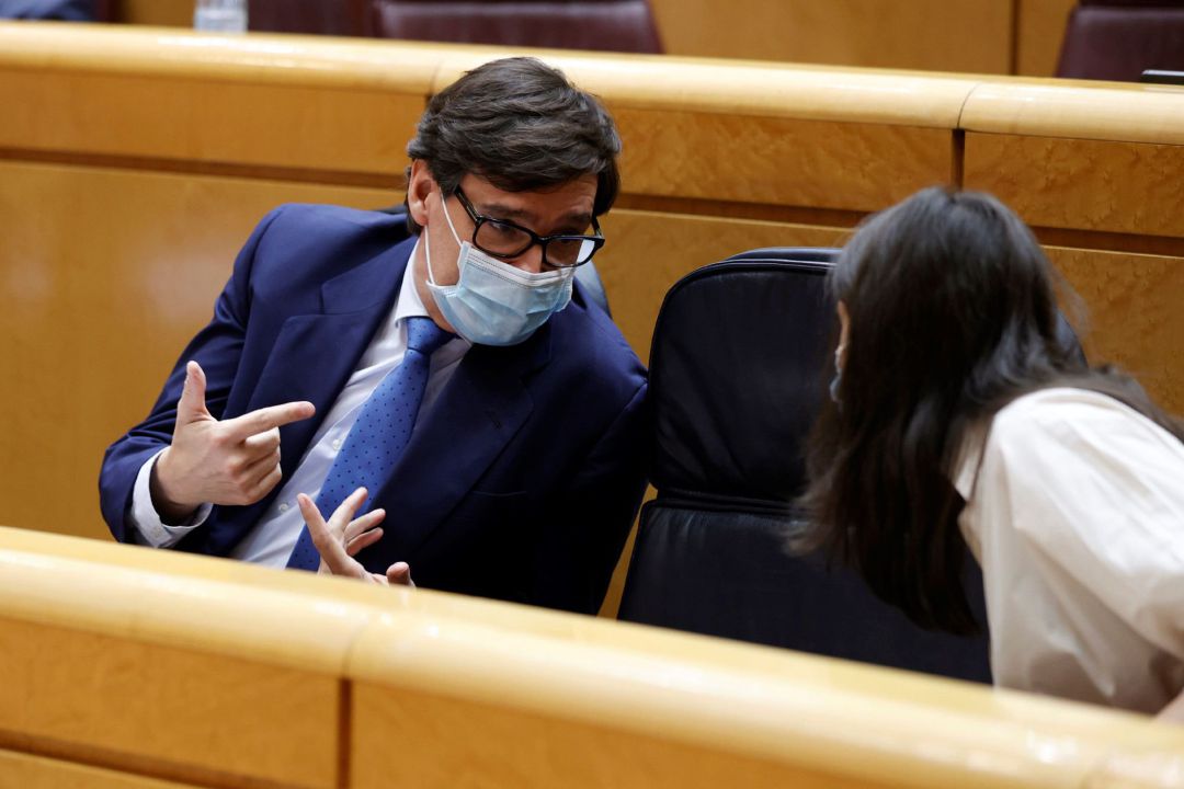 El ministro de Sanidad, Salvador Illa (i), y la ministra de Igualdad, Irene Montero, durante el pleno del Senado, este martes en Madrid. El ministro de Sanidad, Salvador Illa (i), y la ministra de Igualdad, Irene Montero, durante el pleno del Senado, este martes en Madrid.