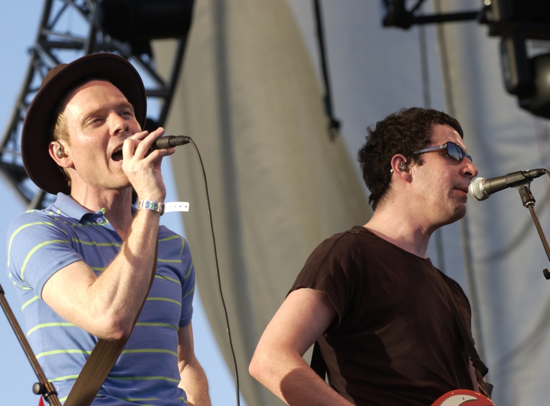 Los músicos de Belle and Sebastian durante una actuación en un festival de California en el 2004 Los músicos de Belle and Sebastian durante una actuación en un festival de California en el 2004