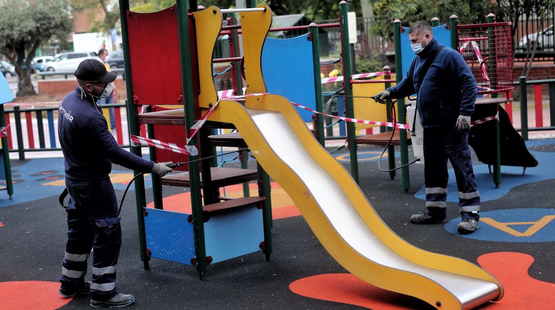 Desinfección de un parque infantil durante la pandemia de coronavirus. Desinfección de un parque infantil durante la pandemia de coronavirus.