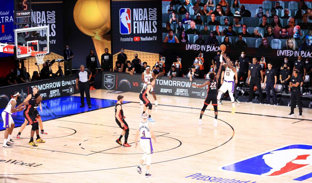 LeBron intenta un triple durante las últimas Finales de la NBA. LeBron intenta un triple durante las últimas Finales de la NBA.