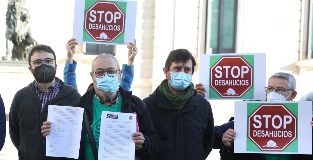 El portavoz de la Plataforma de Afectados por la Hipoteca (PAH), Paco Entregan una petición para paralizar desahucios y cortes de suministros a familias vulnerables. El portavoz de la Plataforma de Afectados por la Hipoteca (PAH), Paco Entregan una petición para paralizar desahucios y cortes de suministros a familias vulnerables.